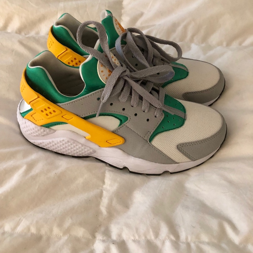 Nike sneakers huaraches.